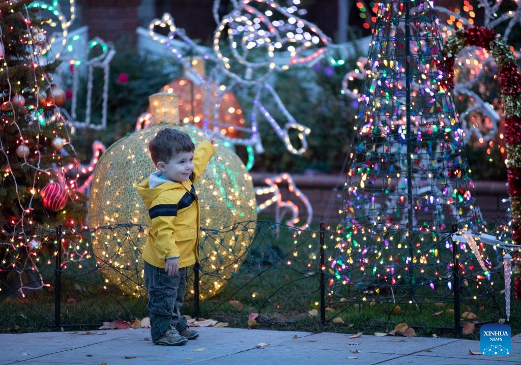 A boy watches Christmas decorations at a community in San Carlos, California, the United States, Dec. 19, 2023.(Photo: Xinhua)