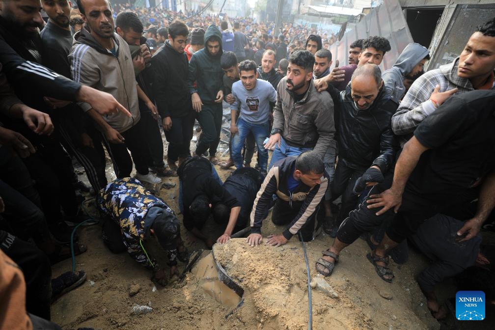 People conduct rescue work after an Israeli airstrike in the southern Gaza Strip city of Rafah, on Dec. 20, 2023. The death toll of Palestinians from Israeli attacks in the Gaza Strip since Oct. 7 has reached 20,000, according to a statement issued by the Hamas-run government media office on Wednesday.(Photo: Xinhua)