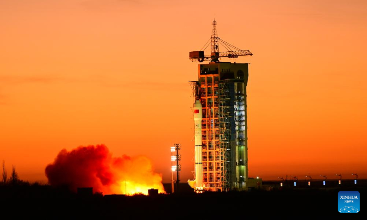 A Long March-2C carrier rocket carrying a test satellite for satellite internet technologies blasts off from the Jiuquan Satellite Launch Center in northwest China on Dec 30, 2023. The satellite was launched at 8:13 am (Beijing Time), and successfully entered its preset orbit. Photo:Xinhua