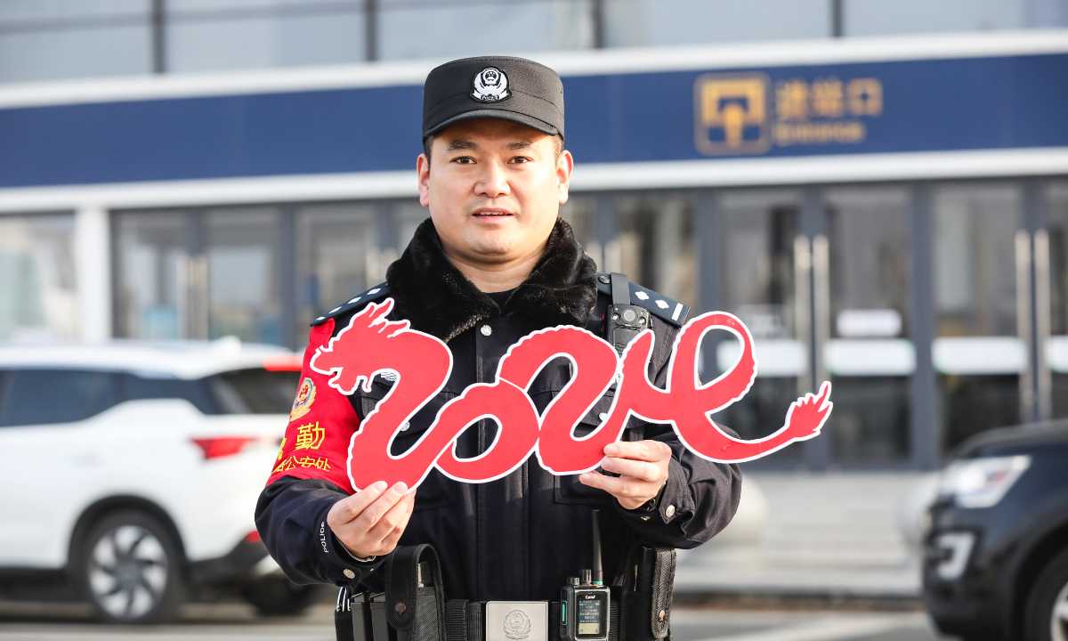 A railway police officer on duty at a railway station in Huaian city, East China's Jiangsu Province on January 1, 2024 Photo: IC