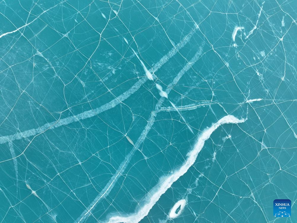 This aerial photo taken on Dec. 19, 2023 shows a view of an icy lake near the Qoidenyima Glacier in Gangba County of Xigaze City, southwest China's Xizang Autonomous Region.(Photo: Xinhua)