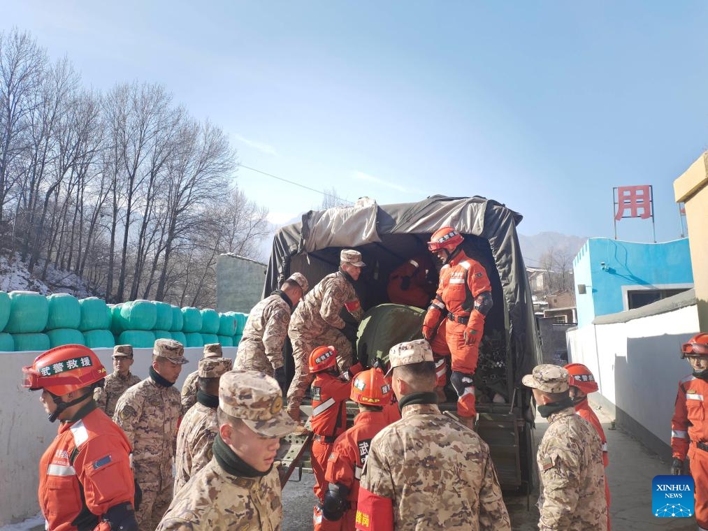 Members of the People's Armed Police Force (PAPF) transfer disaster relief materials in Cuijia Village of Liuji Township, Jishishan County, northwest China's Gansu Province, Dec. 20, 2023. The Chinese People's Liberation Army (PLA) and the People's Armed Police Force (PAPF) have deployed multiple rescue forces to quake-hit areas in response to a 6.2-magnitude earthquake that jolted northwest China's Gansu Province late Monday.(Photo: Xinhua)
