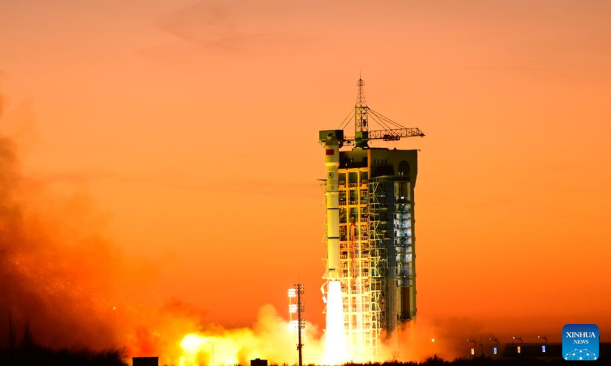 A Long March-2C carrier rocket carrying a test satellite for satellite internet technologies blasts off from the Jiuquan Satellite Launch Center in northwest China on Dec 30, 2023. The satellite was launched at 8:13 am (Beijing Time), and successfully entered its preset orbit. Photo:Xinhua