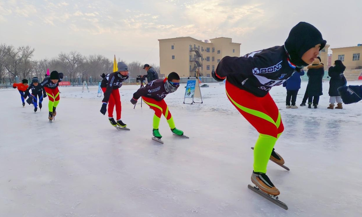 The students training in speed skating at the 103rd Regiment School in Wujiaqu City, Xinjiang, on December 20, 2023. Photo: Qian Jiayin/GT