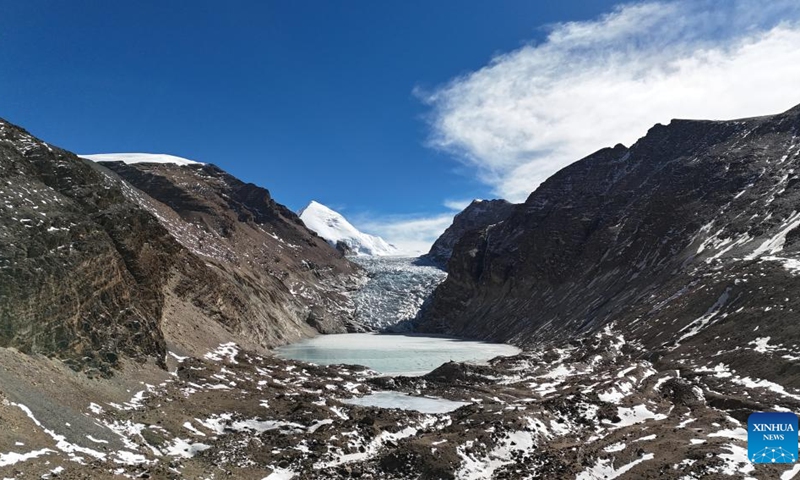 This aerial photo taken on Dec. 19, 2023 shows a view of the Qoidenyima Glacier after snow in Gangba County of Xigaze City, southwest China's Xizang Autonomous Region.(Photo: Xinhua)
