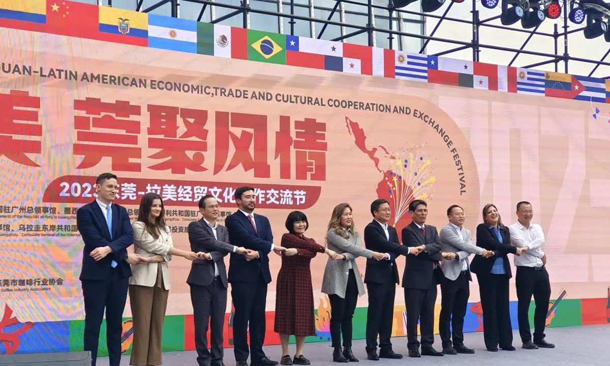 Guests pose for a group photo at the China-Latin American cooperation festival. Photo: Courtesy of the Consulate General of Peru in Guangzhou