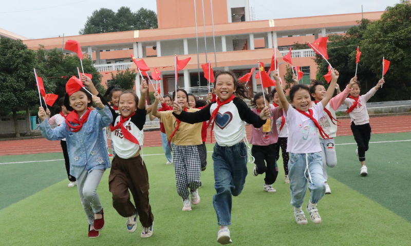 Students take a photo holding national flags at Qingshuiping School in Baojing county,<strong>888 slot cc</strong> Hunan Province on September 27, 2023. Photo: VCG