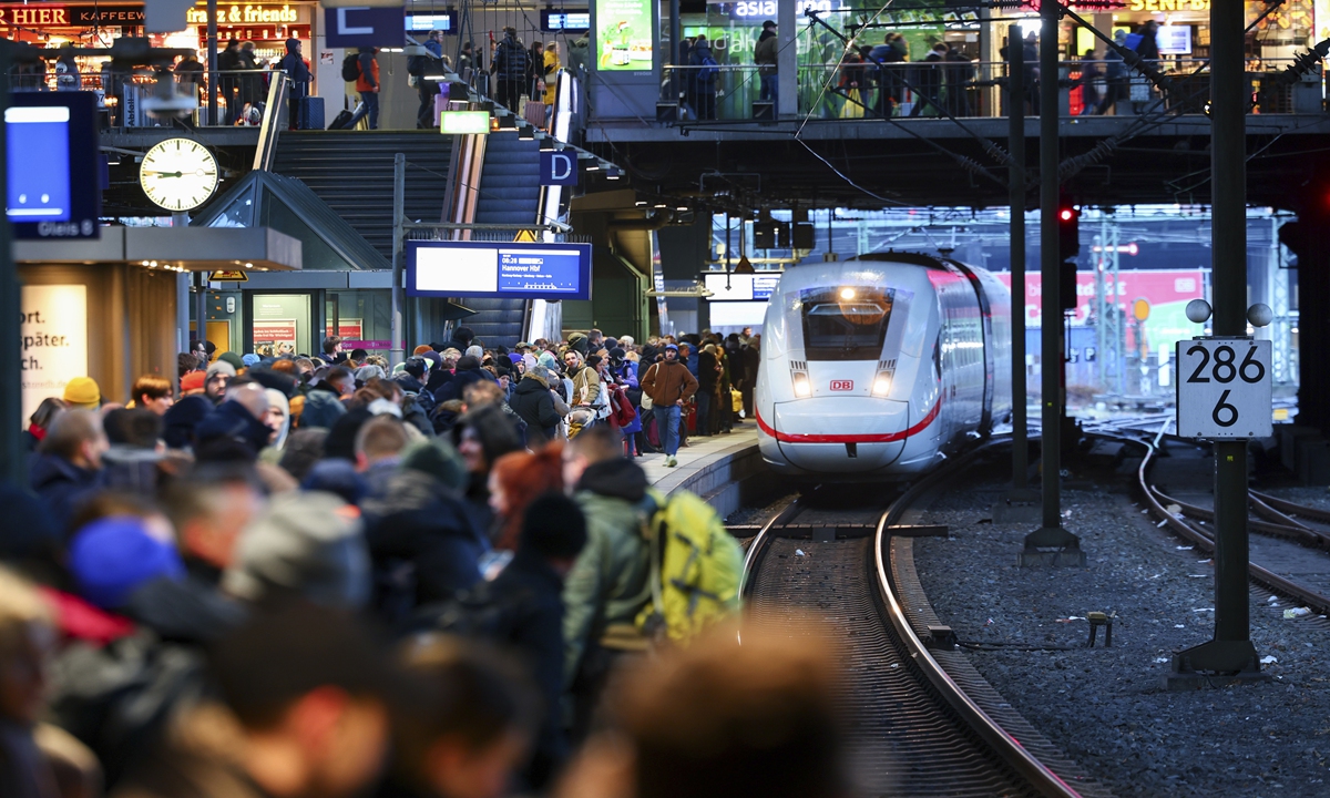 Crowds of travelers wait for their train on a full platform at the main station in Hamburg, Germany on December 22, 2023. There was a risk of a severe storm surge for the German North Sea coast and Hamburg on the day, media reported. Photo: VCG
