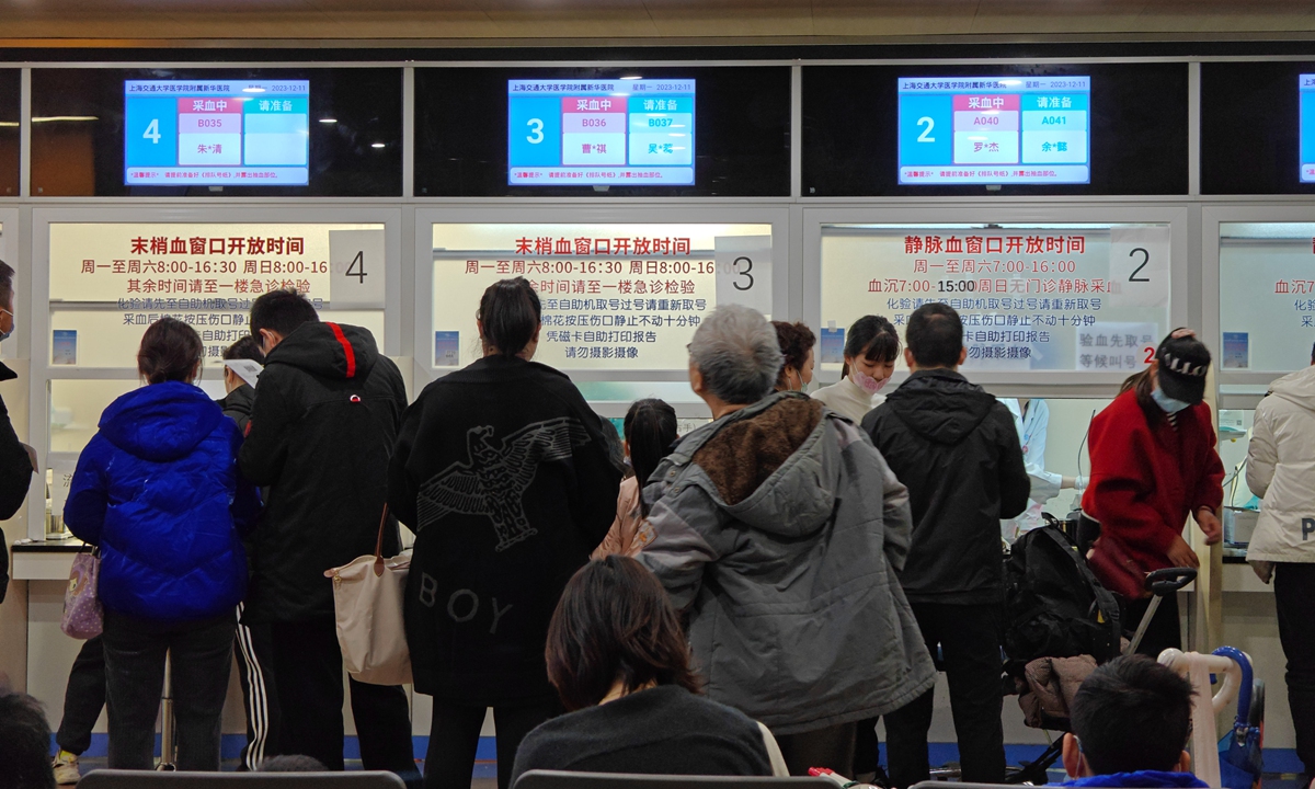 Parents take their children to the pediatric emergency and laboratory area of Xinhua Hospital in the Yangpu district in Shanghai on December 11, 2023. Photo: from VCG.