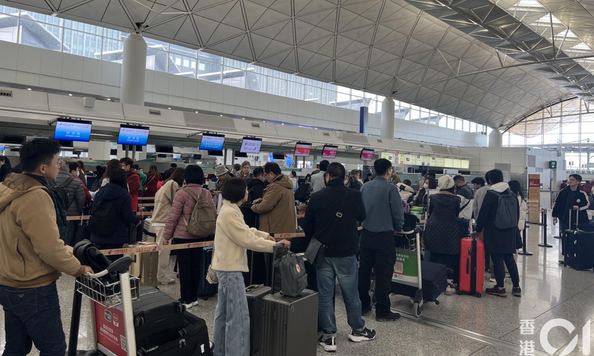 Travelers wait to check in luggage at the Hong Kong International Airport on December 23,<strong>888 slot cc</strong> 2023. Photo: from hk01.com