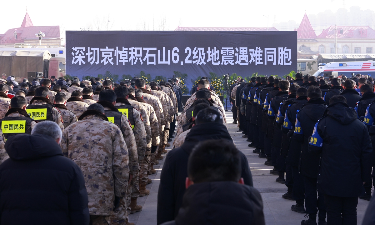 A mourning event for the victims of the 6.2-magnitude earthquake in Jishishan county, Gansu Province, is held in Daheshan town, Jishishan, on December 25, 2023. Representatives from the PLA, Armed Police and others attend the event.