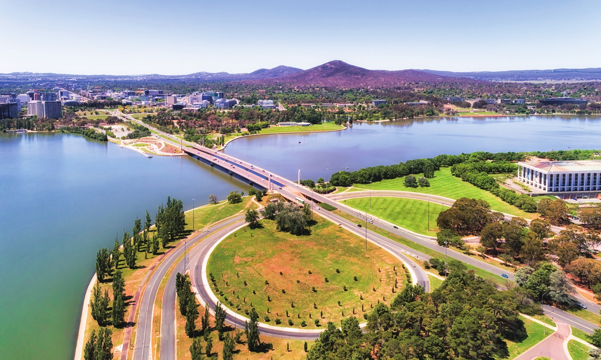 Aerial view of Commonwealth Bridge on Lake 
Burley Griffin, Canberra. Photo: VCG