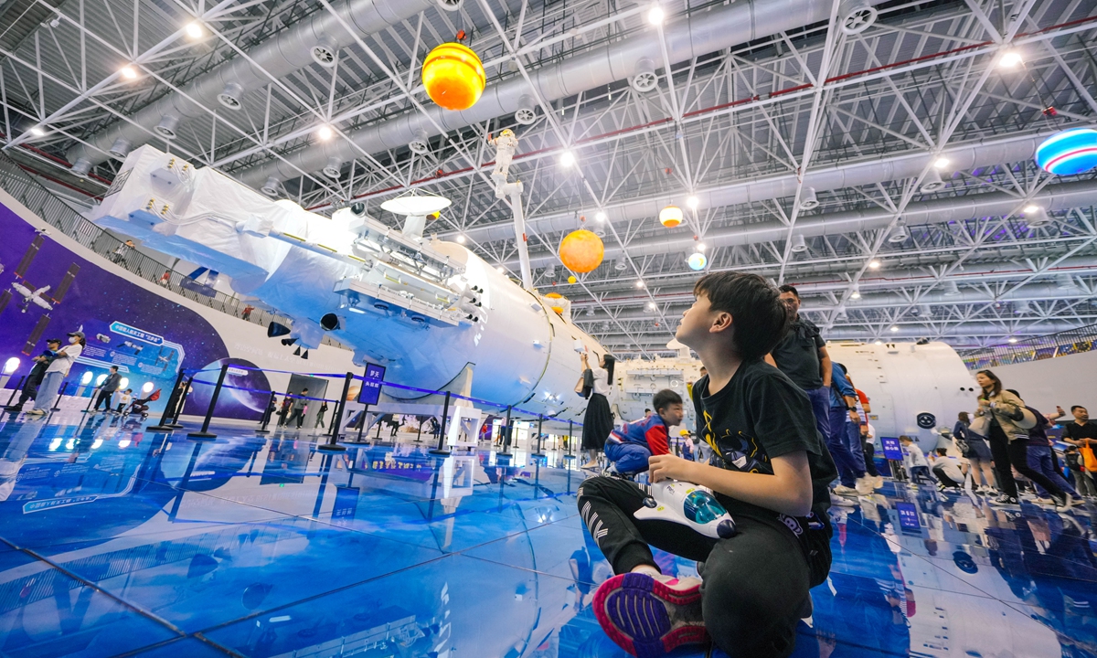 Visitors view the 1:1 model of China's space station combination showcased at the Zhuhai International Air Show Center in South China's Guangdong Province on November 25, 2023. Photo: VCG 