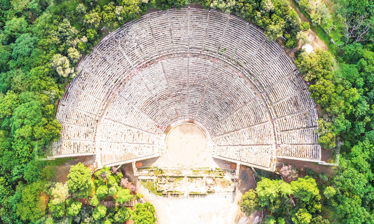 The<strong>cheap oval cast iron pot with lid</strong> Ancient Theatre of Epidaurus in Greece Photo: VCG