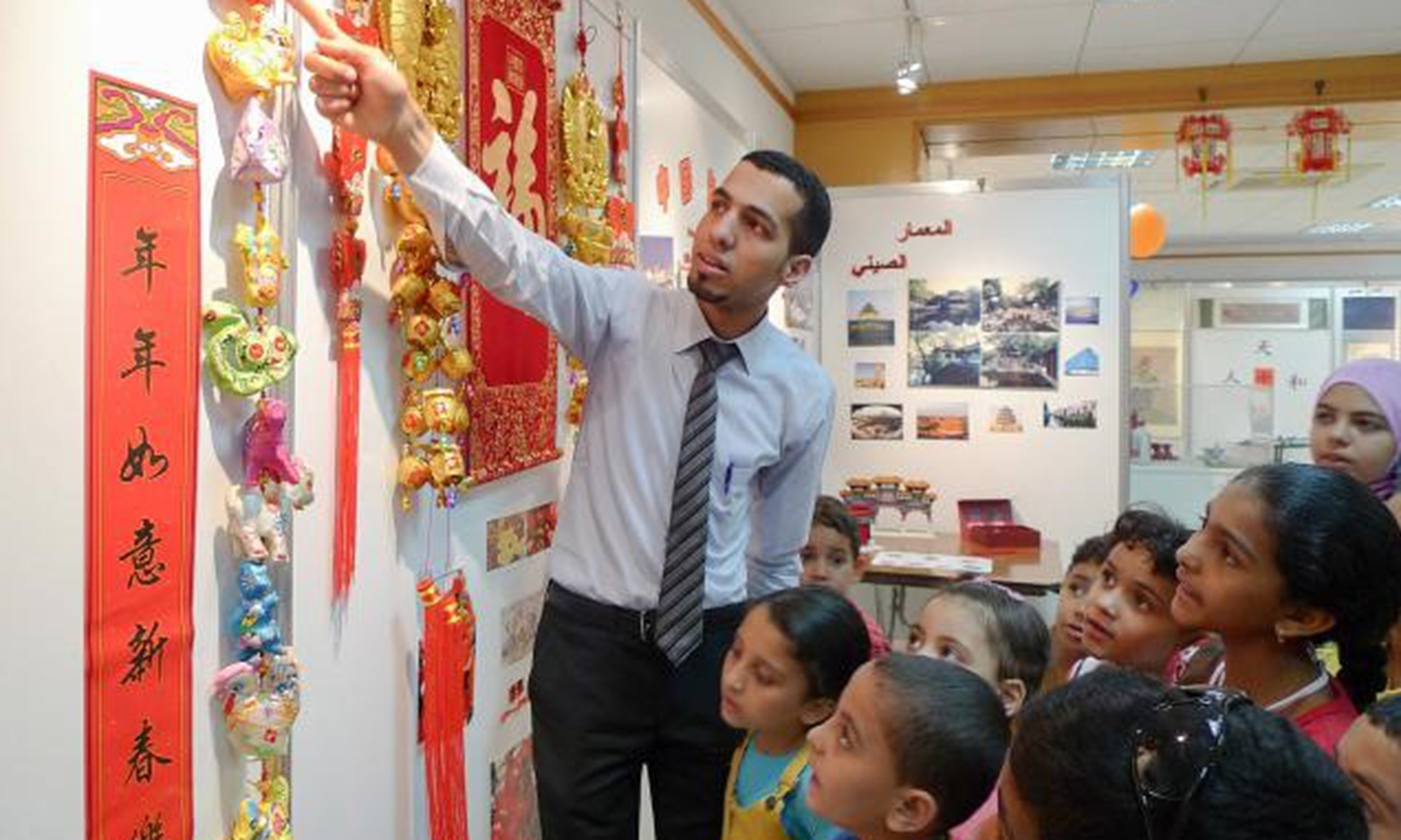 Abbas El-Said explains the 12 Chinese zodiac animals to local students at the China Cultural Center in Cairo, Egypt. This photo appeared on page 19 of the June 8, 2012 edition of People's Daily. (Photo: People's Daily)