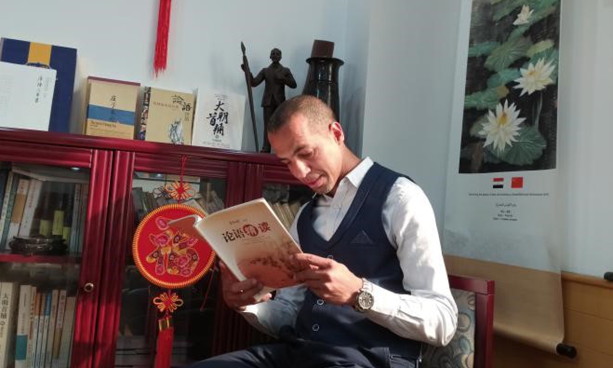 Abbas El-Said reads a Chinese book.(Photo: People's Daily)