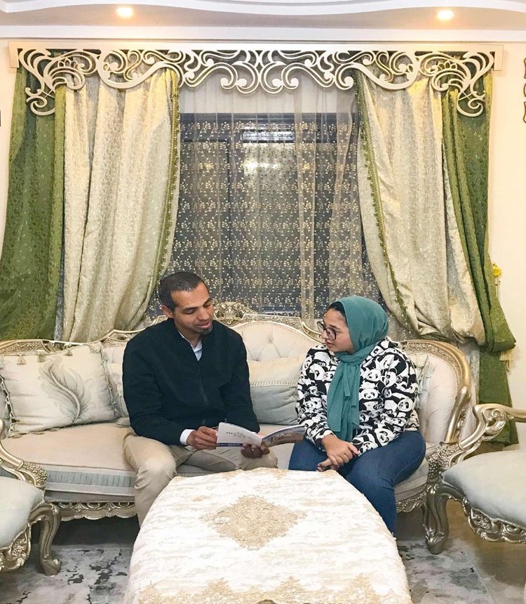 Abbas El-Said teaches his niece Chinese, who is admitted to the Chinese Department of Cairo University this year. (Photo: People's Daily)