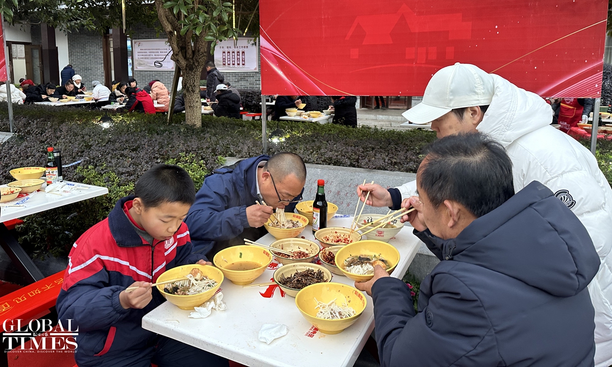 In the early hours on Tuesday, the 130th anniversary of Mao Zedong’s birth, thousands of locals and tourists from all over the country gathered in Shaoshan, Mao’s birthplace in Central China’s Hunan Province to have birthday noodles to commemorate the late leader. Having a bowl of birthday noodles was Mao’s birthday ritual. Giving free birthday noodles to visitors has been carried on for decades in Shaoshan. Photo: Cui Fandi/GT