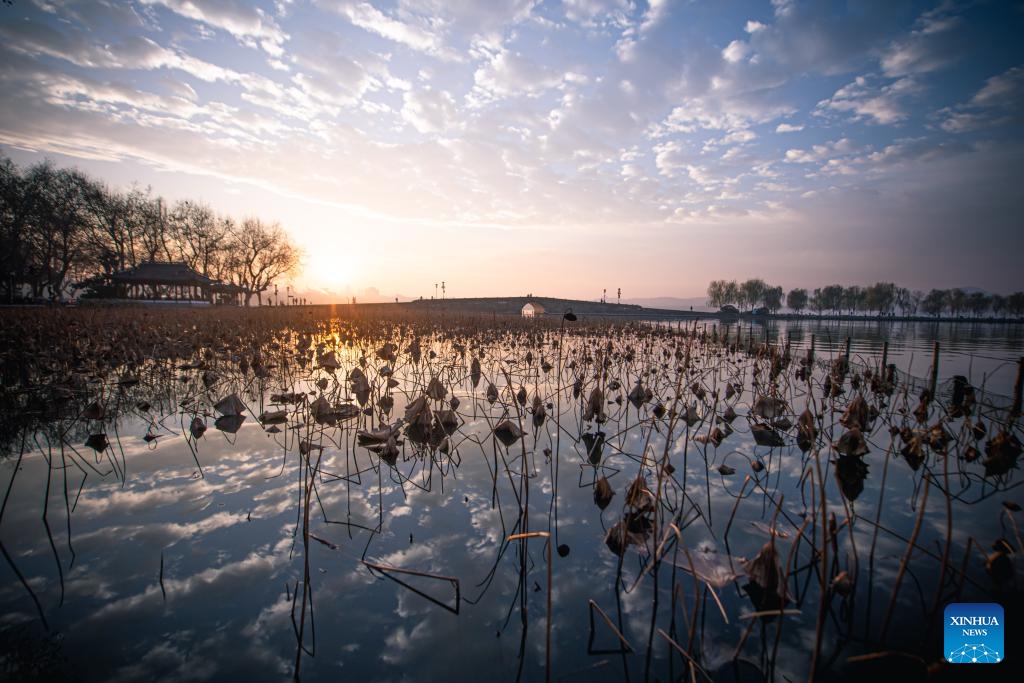 This photo taken on Dec. 26, 2023 shows the scenery of the Duanqiao Bridge, or the Broken Bridge, at sunrise at the West Lake in Hangzhou, east China's Zhejiang Province.(Photo: Xinhua)