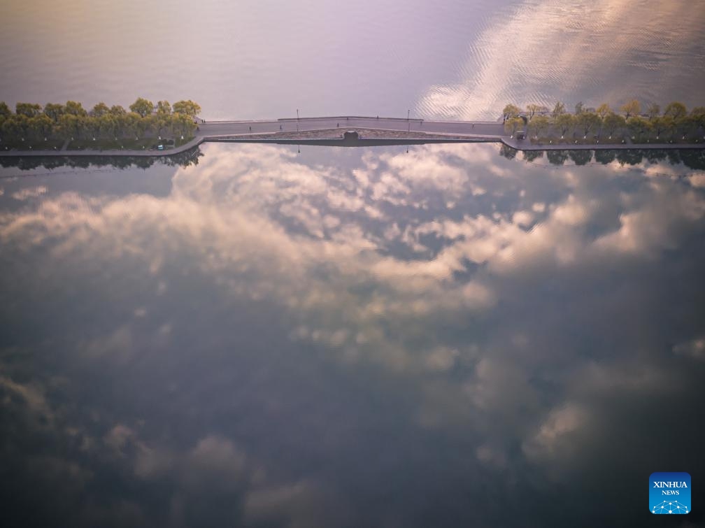 This aerial photo taken on Dec. 26, 2023 shows the scenery of the West Lake at sunrise in Hangzhou, east China's Zhejiang Province.(Photo: Xinhua)