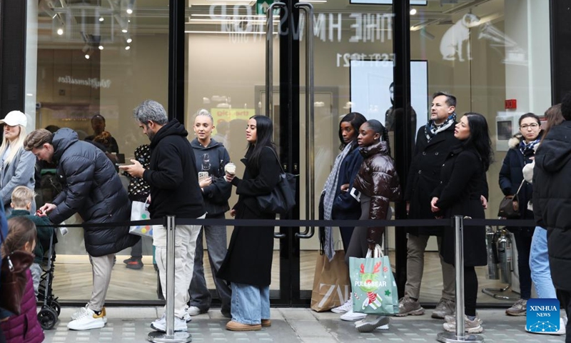 People go shopping during Boxing Day sales in London - Global Times