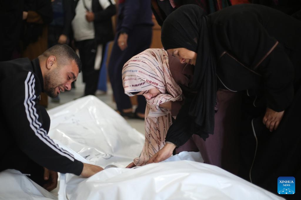 People mourn a victim at a hospital in the southern Gaza Strip city of Rafah, on Dec. 26, 2023. At least 20,915 Palestinians have been killed, and 54,918 others wounded in the Israel-Hamas conflict since Oct. 7, the Gaza-based Health Ministry said Tuesday. (Photo: Xinhua)