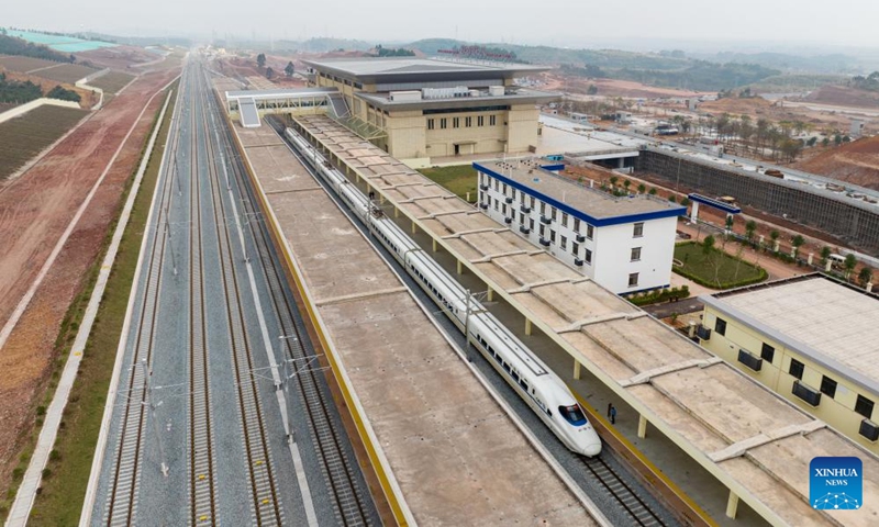 This aerial photo taken on Dec. 27, 2023 shows a bullet train waiting for departure at Dongxingshi Railway Station in Dongxing, south China's Guangxi Zhuang Autonomous Region. Dongxing, a city on the China-Vietnam border in south China's Guangxi Zhuang Autonomous Region, was linked to China's national railway network on Wednesday with the opening of a new rail line.(Photo: Xinhua)