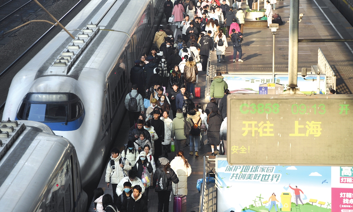 People board a train at Nanjing Railway Station in East China's Jiangsu Province on January 1, 2024. Chinese railway ushered in the peak passenger flow as January 1 was the last day of the New Year's Day holidays. According to estimates by transport authorities, the country's railway system transported 44.2 million passengers during the holidays.
Photo: IC