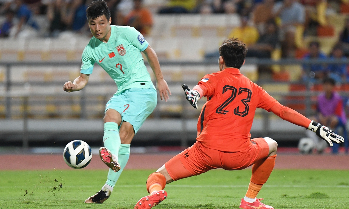 Chinese striker Wu Lei (left) shoots in a World Cup qualifying match against Thailand in Bangkok, Thailand, in November 2023. Photo: VCG