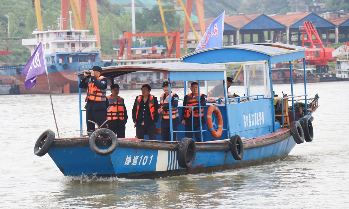 A Yangtze finless porpoise patrol team cruises along the Jiujiang section of the Yangtze River, in East China's Jiangxi Province, on April 14, 2023. Photo: VCG