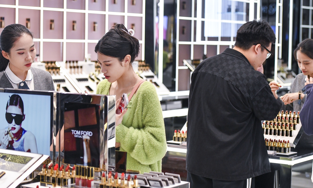 Tourists check out in a duty-free shopping mall in Sanya, South China's Hainan Province on January 1, 2024.  Hainan saw total offshore duty-free sales surging 25.4 percent year-on-year to 43.76 billion yuan ($6.2 billion) in 2023, local customs said. China has seen strong consumption in multiple sectors during the three-day New Year's Day holidays. Photo: VCG