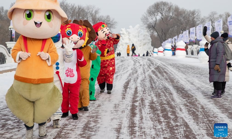 Visitors interact with staff members at the Sun Island scenic area in Harbin, northeast China's Heilongjiang Province, Jan. 1, 2024. Heilongjiang Province has abundant ice-and-snow resources, making it a popular destination for winter tourism in China and attracting numerous tourists from home and abroad during the New Year holiday.(Photo:Xinhua)