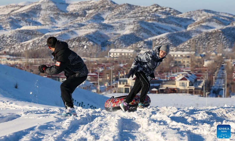 Tourists have fun at a sightseeing platform near Tianshan Village of Tiechanggou Town in Urumqi, northwest China's Xinjiang Uygur Autonomous Region, Jan. 1, 2024. (Photo: Xinhua)
