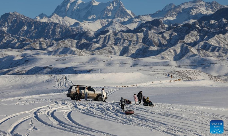 Tourists have fun at a sightseeing platform near Tianshan Village of Tiechanggou Town in Urumqi, northwest China's Xinjiang Uygur Autonomous Region, Jan. 1, 2024. (Photo: Xinhua)