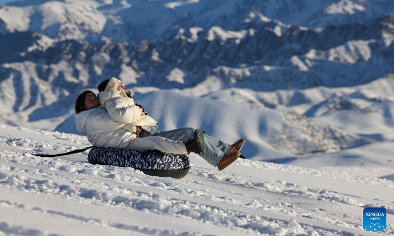Tourists have fun at a sightseeing platform near Tianshan Village of Tiechanggou Town in Urumqi, northwest China's Xinjiang Uygur Autonomous Region, Jan. 1, 2024. (Photo: Xinhua)