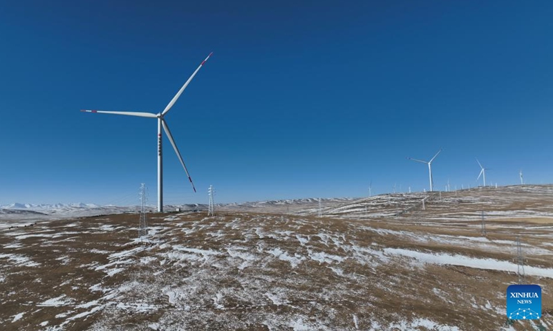 This aerial photo taken on Dec. 31, 2023 shows a large-scale wind power project in Nagqu City, southwest China's Xizang Autonomous Region. (Photo: Xinhua)