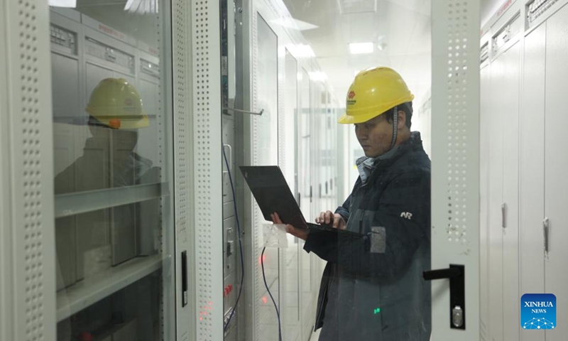 A staff member tests equipment at a large-scale wind power project in Nagqu City, southwest China's Xizang Autonomous Region, Dec. 14, 2023. (Photo: Xinhua)