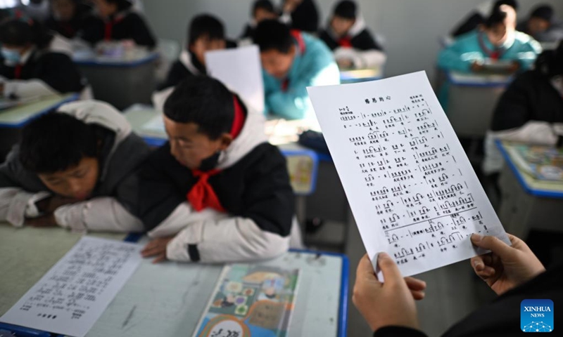 Students attend a music class at the central school in Guanting Township of Minhe Hui and Tu Autonomous County, Haidong City, northwest China's Qinghai Province, Jan. 2, 2024. Quake-affected primary and secondary schools in Qinghai resumed offline classes on Tuesday. (Photo: Xinhua)