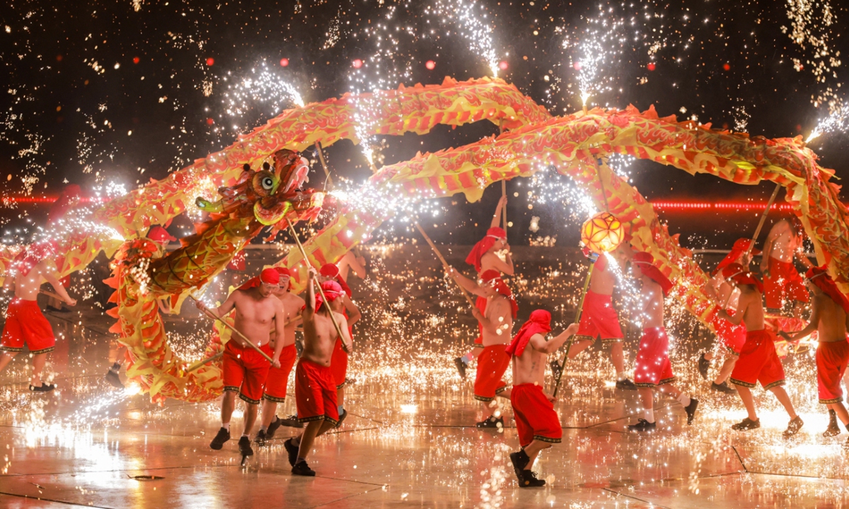Tongliang Dragon Dance: Keep dancing