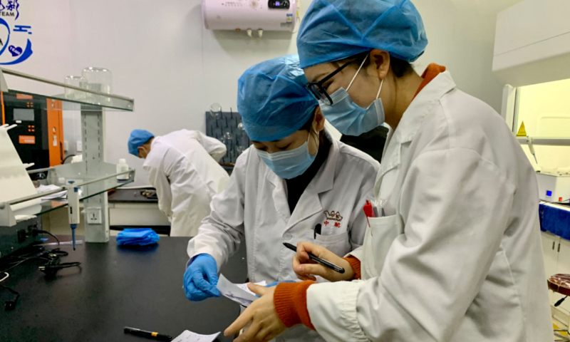 Uygur employee Amangul Taolang at work (right) Photo: Xing Xiaojing/GT