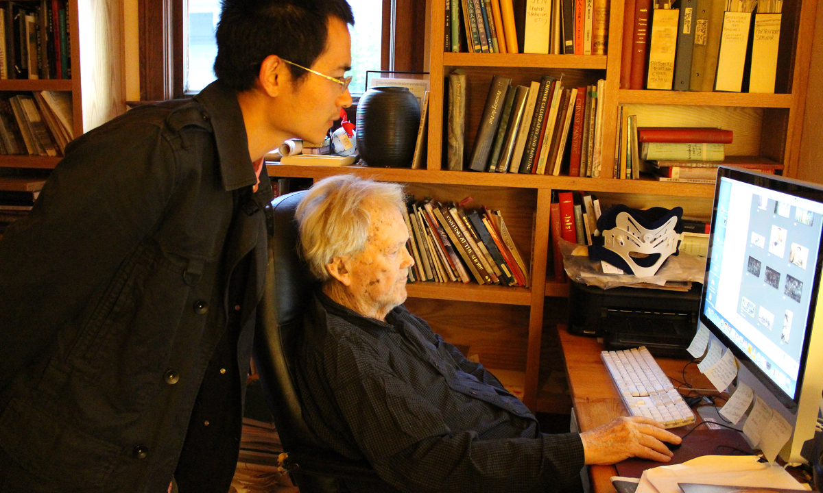 Huang Xiao talks with James Cahill at Cahill’s house in August 2013. Photo: Courtesy of Huang