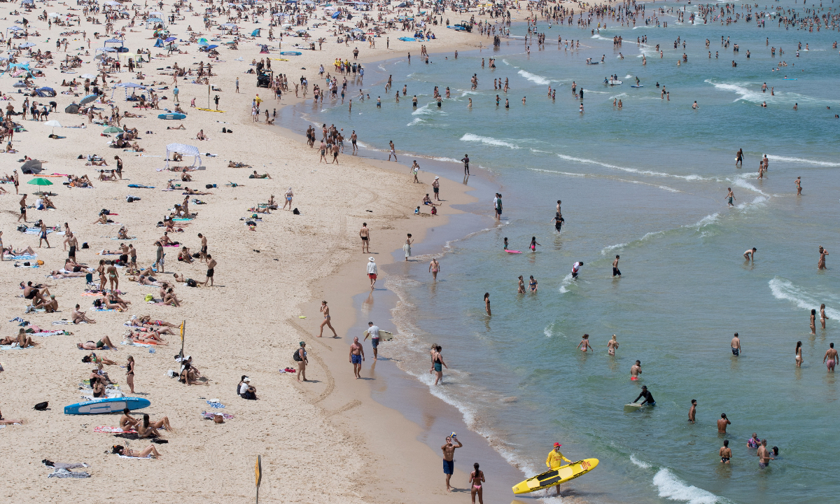 People spend the hot summer day on a beach in Sydney, Australia on December 9, 2023. Photo: IC