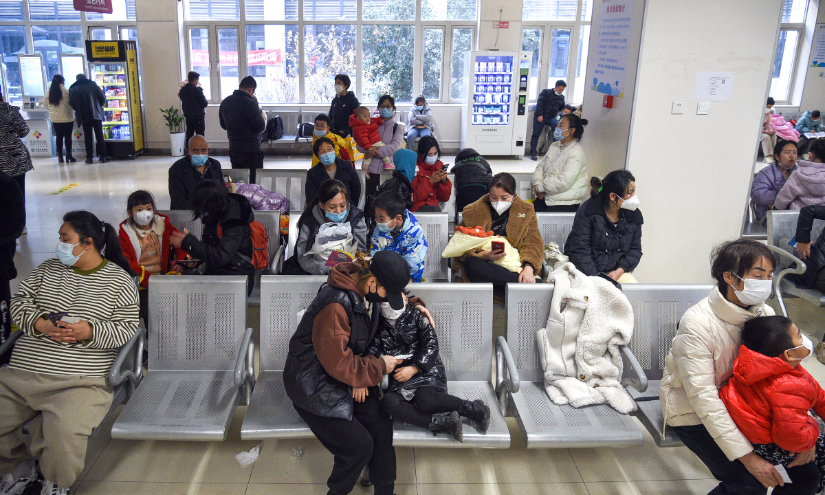 Parents and their children wait for treatment at the pediatric emergency and laboratory area of a hospital in Xi'an, Northwest China's Shaanxi Province, on December 1, 2023. Photo: IC