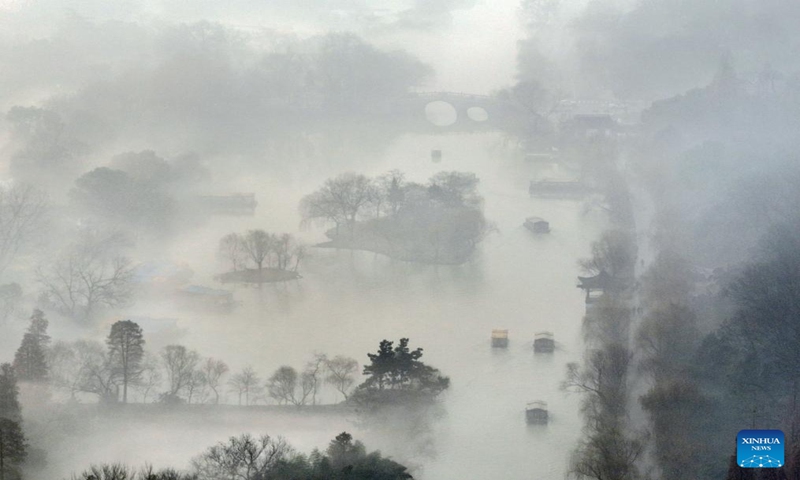 This aerial photo taken on Jan. 6, 2024 shows the Slender West Lake scenic spot shrouded in fog in Yangzhou, east China's Jiangsu Province. (Photo by Meng Delong/Xinhua)