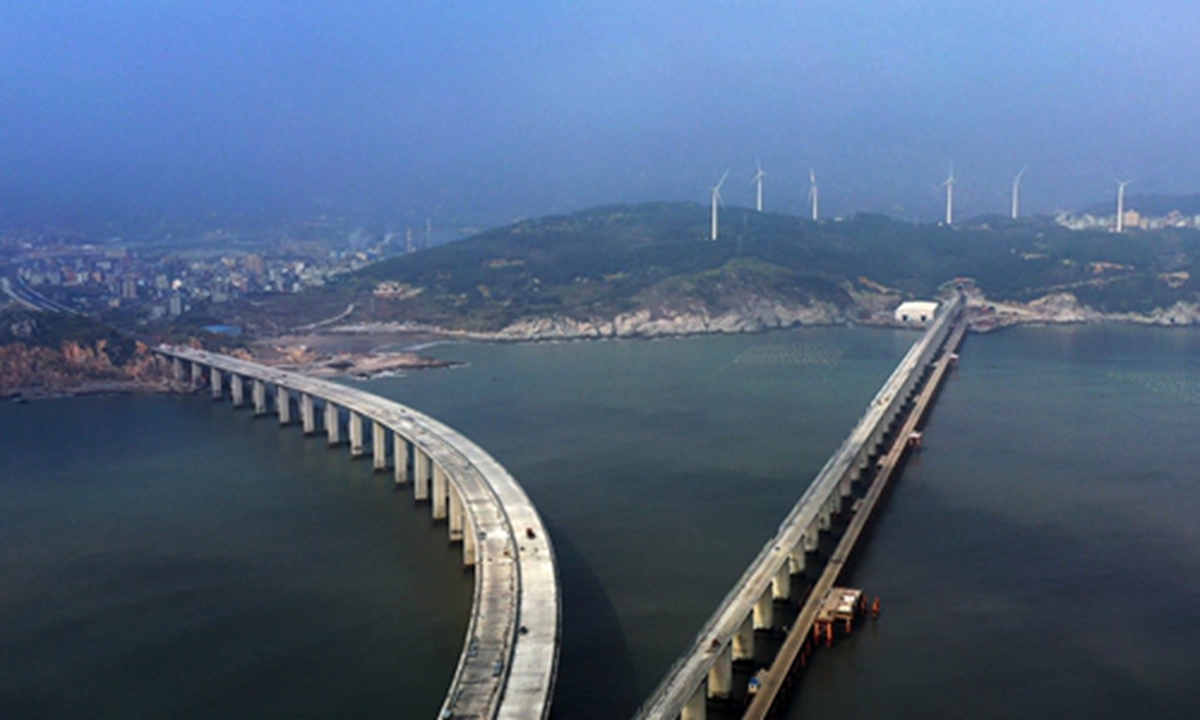 A view of the cross-Straits railroad bridge that links Fuzhou, capital of East China's Fujian Province, with Fujian's Pingtan county Photo: cnsphotos