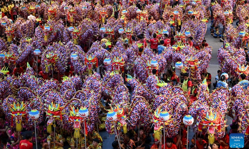 People take part in a dragon dance performance at a shopping mall in Kelang, Selangor state, Malaysia, Jan. 7, 2024.(Photo: Xinhua)