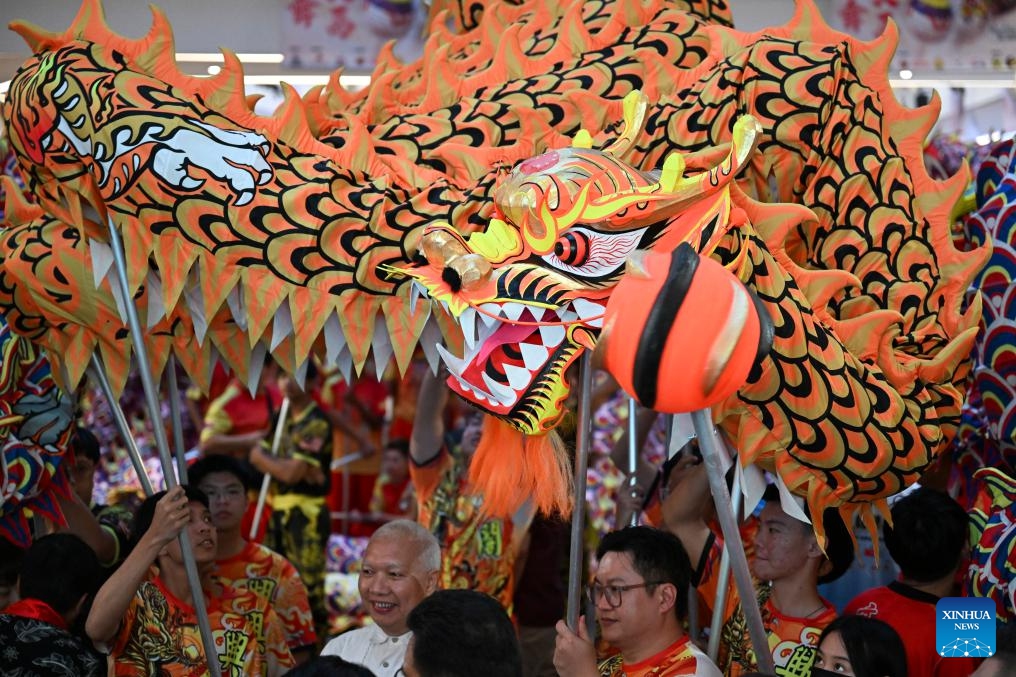 People take part in a dragon dance performance at a shopping mall in Kelang, Selangor state, Malaysia, Jan. 7, 2024.(Photo: Xinhua)