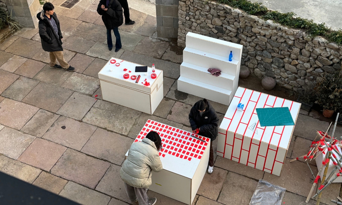 Students create a detachable communal table with artistic elements of Gejia village. Photo: Courtesy of Hua Jiahe

