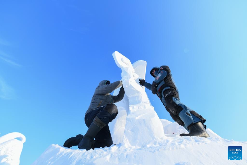 Contestants work on snow sculptures at the Sun Island scenic area in Harbin, northeast China's Heilongjiang Province, Jan. 8, 2024. The international snow sculpture competition in Harbin entered its third day on Monday.(Photo: Xinhua)