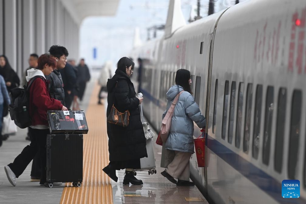 Passengers board a train at Xinchang Railway Station in Shengzhou, east China's Zhejiang Province, Jan. 8, 2024. The Hangzhou-Shaoxing-Taizhou intercity railway, China's first high-speed railway controlled by private capital, celebrated its 2nd anniversary of operation Monday. With a designed speed of 350 kilometers per hour, the railway has delivered a total of 20 million passengers since it started operation.(Photo: Xinhua)